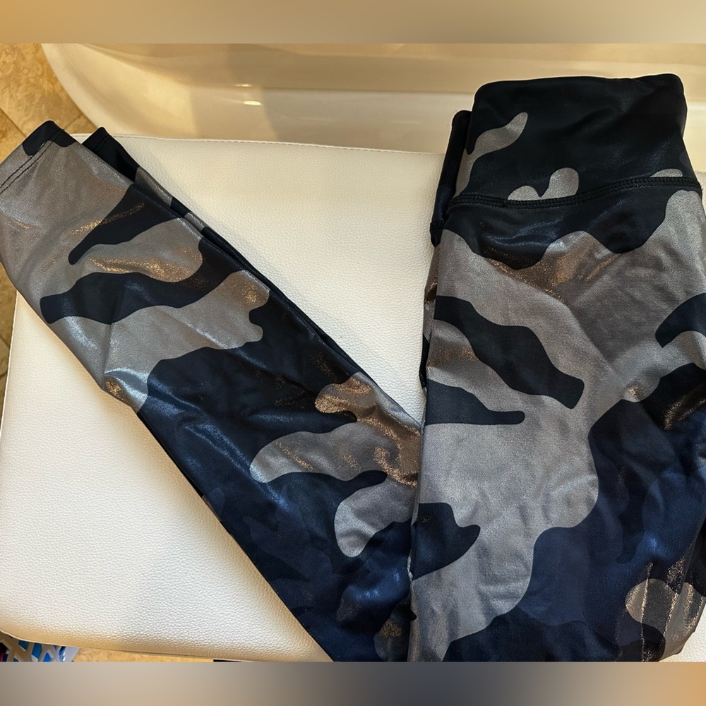 Noli yoga camo Leggings in Blue Black and Silver Medium NWOT